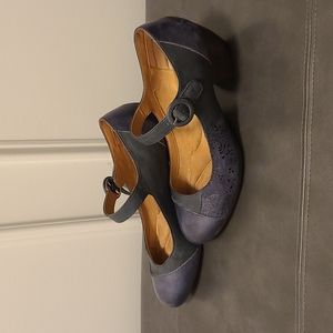 Blue short heels 9 1/2 Wide